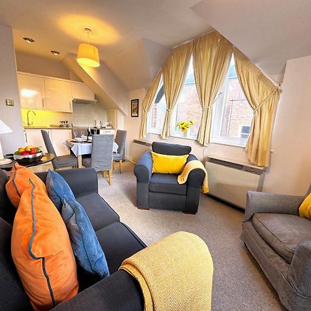 The Courtyard 2 Bedroom Apartments In Central Windsor With Parking Exterior foto