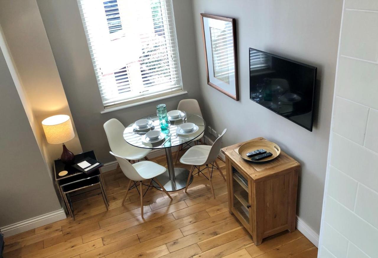 The Courtyard 2 Bedroom Apartments In Central Windsor With Parking Exterior foto