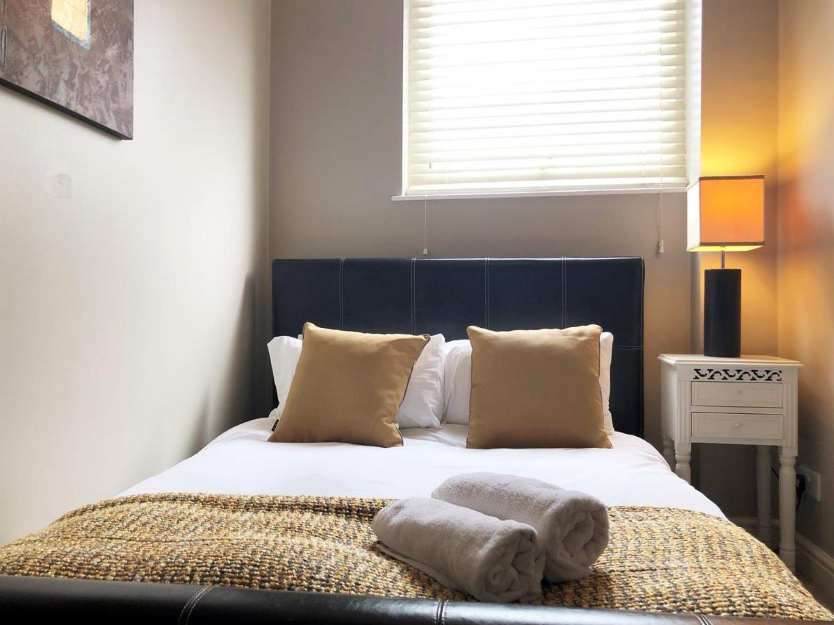 The Courtyard 2 Bedroom Apartments In Central Windsor With Parking Exterior foto