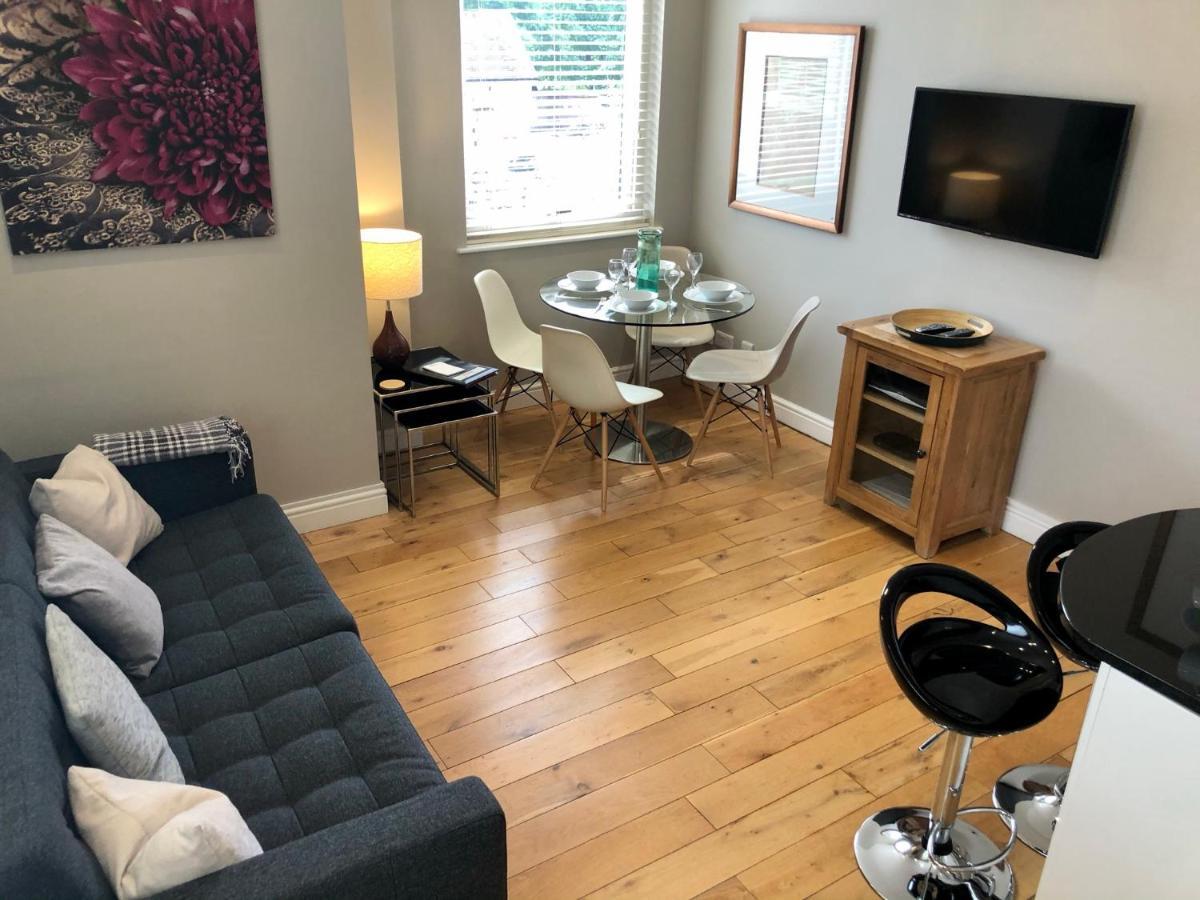 The Courtyard 2 Bedroom Apartments In Central Windsor With Parking Exterior foto