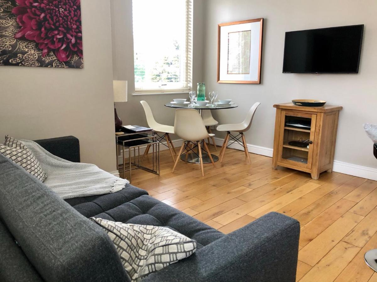 The Courtyard 2 Bedroom Apartments In Central Windsor With Parking Exterior foto