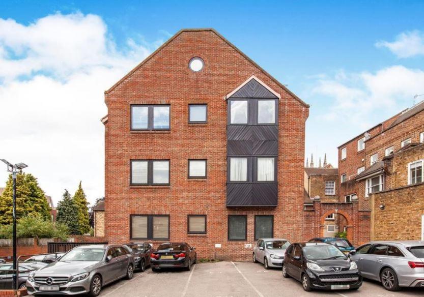 The Courtyard 2 Bedroom Apartments In Central Windsor With Parking Exterior foto