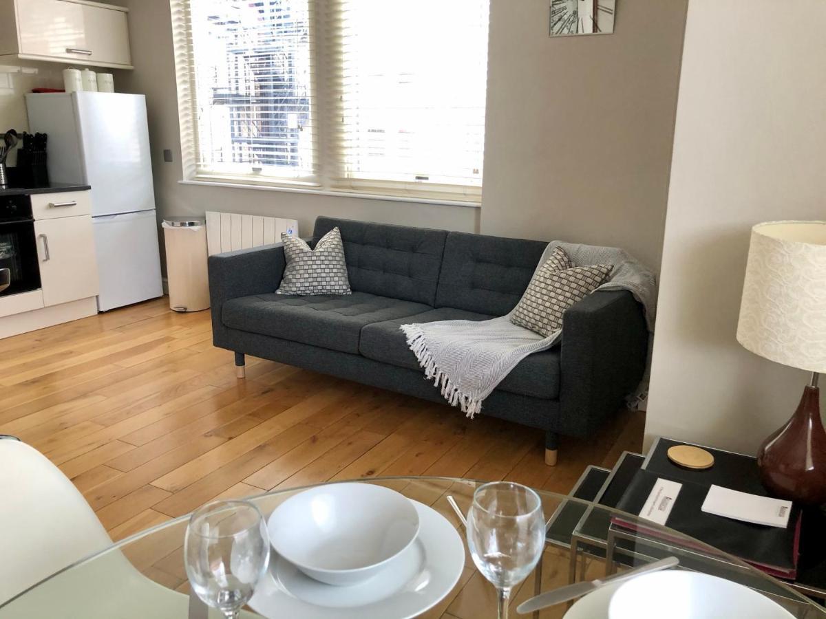 The Courtyard 2 Bedroom Apartments In Central Windsor With Parking Exterior foto