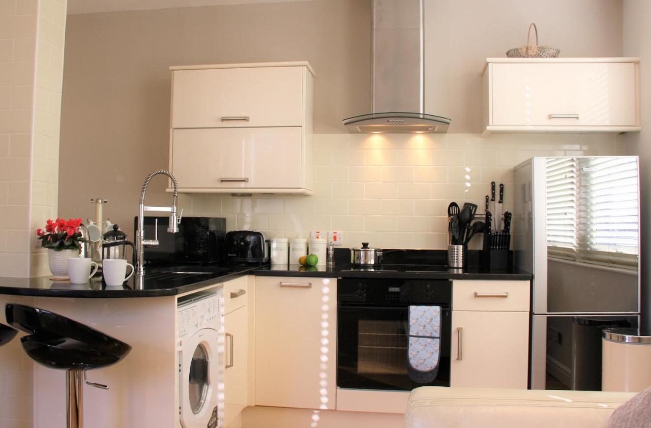 The Courtyard 2 Bedroom Apartments In Central Windsor With Parking Exterior foto