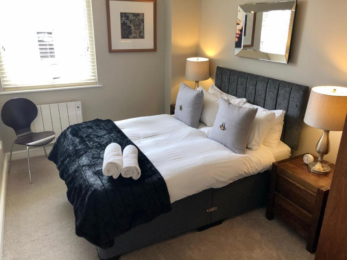 The Courtyard 2 Bedroom Apartments In Central Windsor With Parking Exterior foto