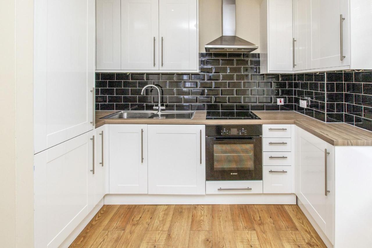 The Courtyard 2 Bedroom Apartments In Central Windsor With Parking Exterior foto