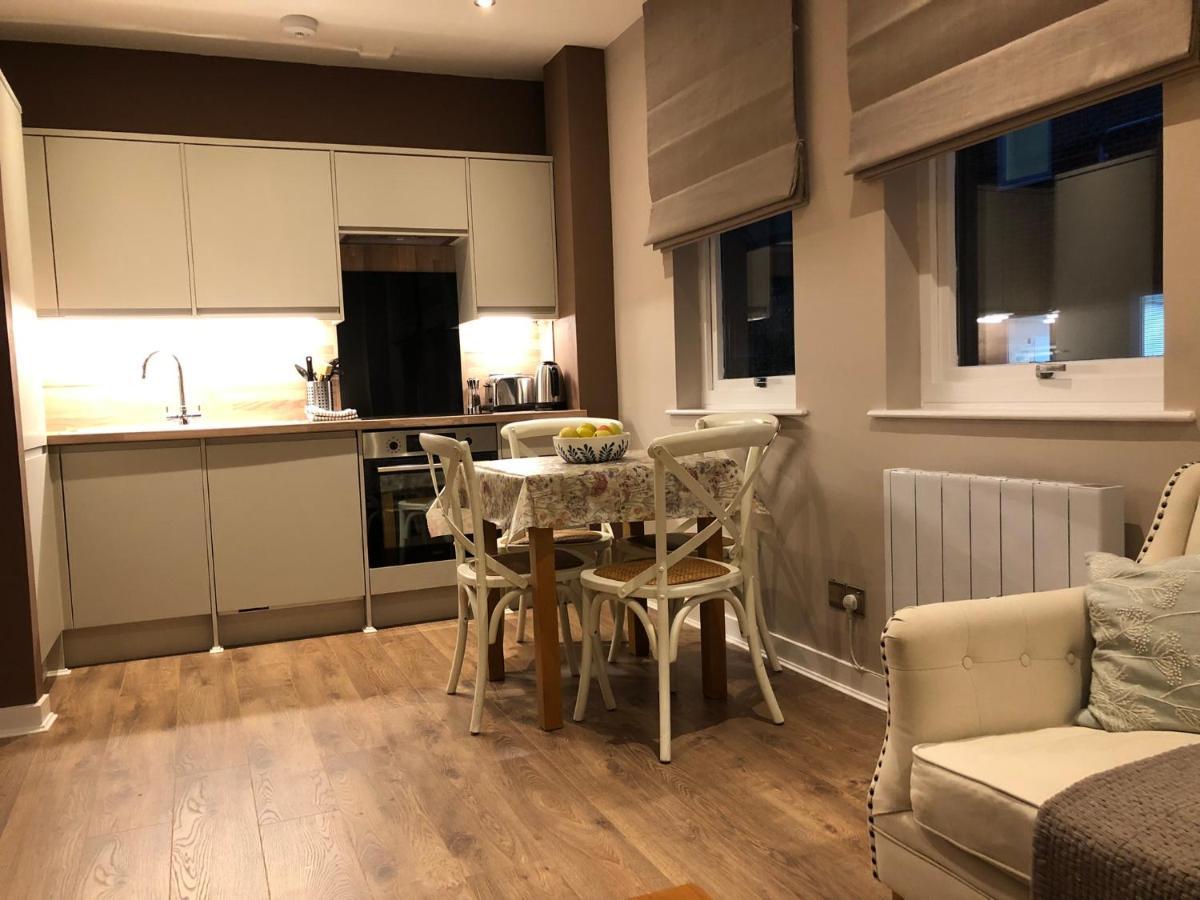 The Courtyard 2 Bedroom Apartments In Central Windsor With Parking Exterior foto