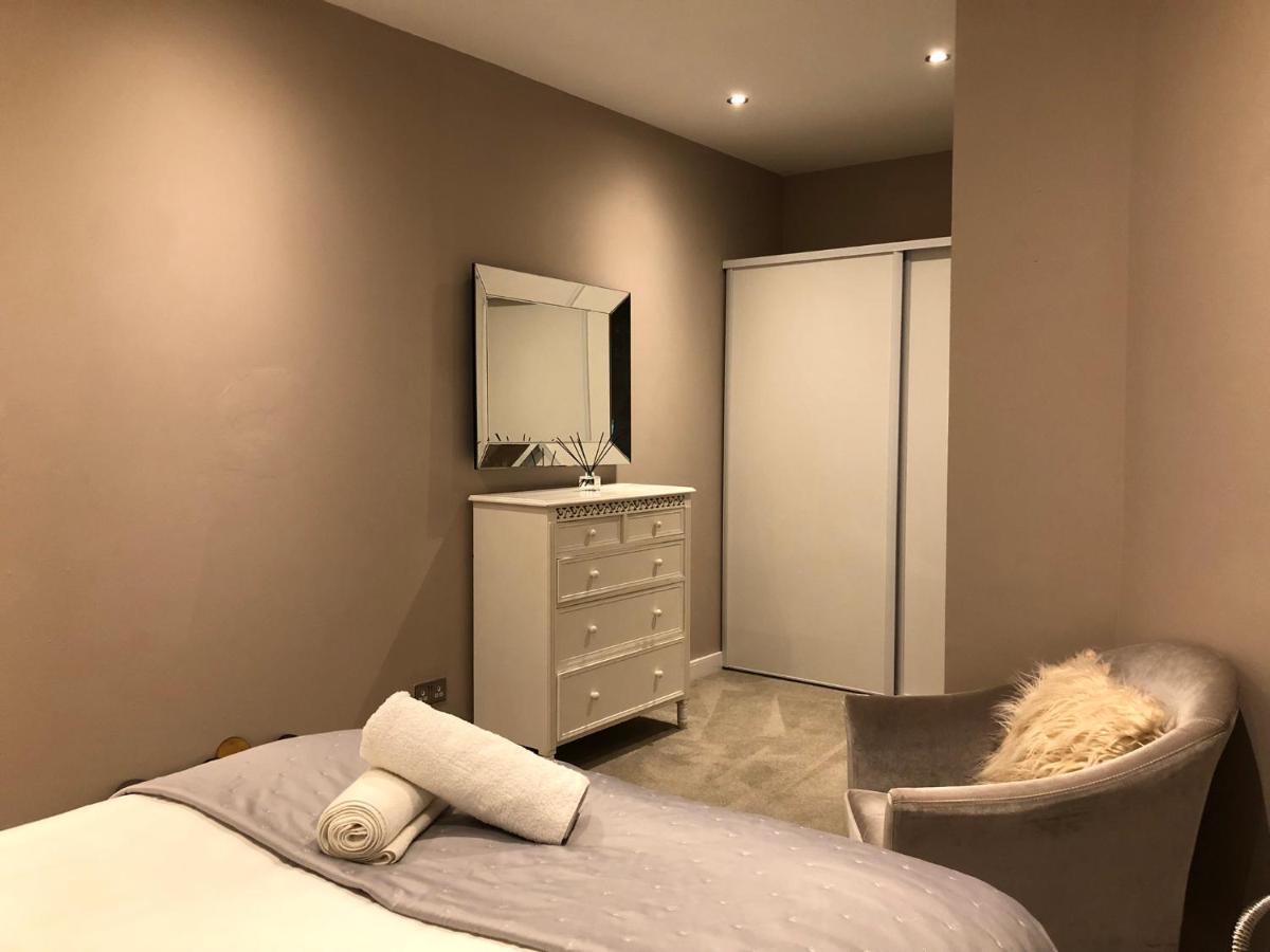 The Courtyard 2 Bedroom Apartments In Central Windsor With Parking Exterior foto