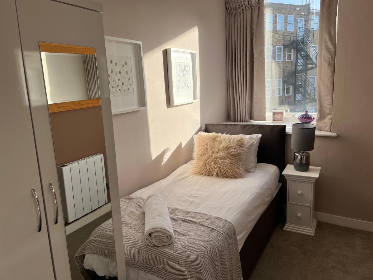 The Courtyard 2 Bedroom Apartments In Central Windsor With Parking Exterior foto