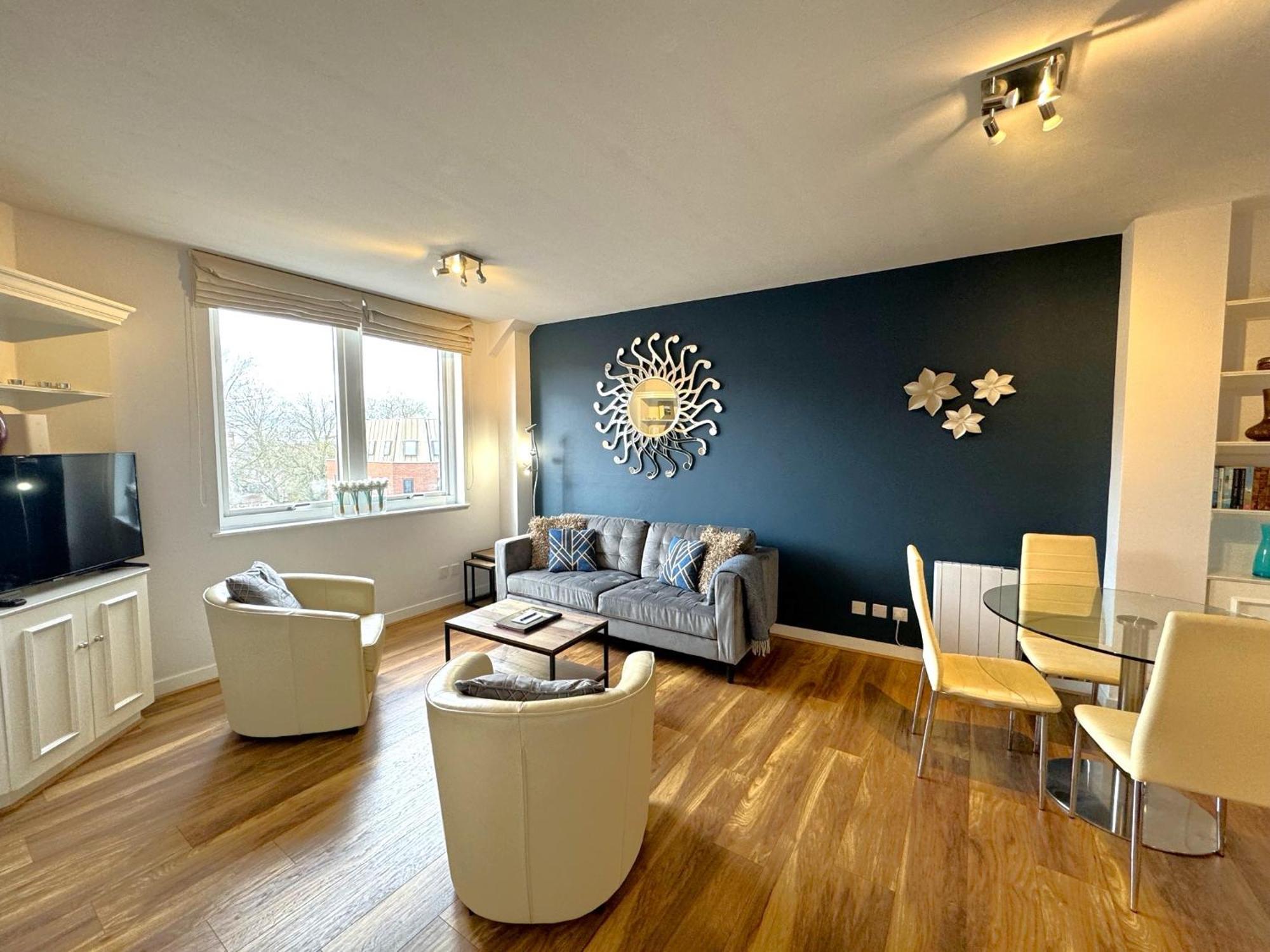 The Courtyard 2 Bedroom Apartments In Central Windsor With Parking Exterior foto