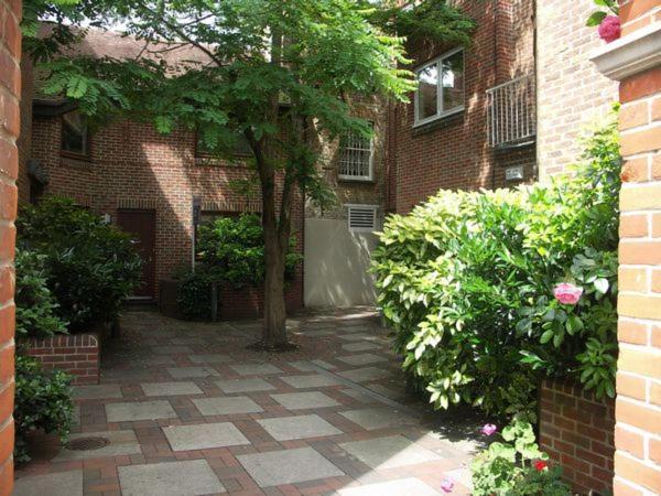 The Courtyard 2 Bedroom Apartments In Central Windsor With Parking Exterior foto