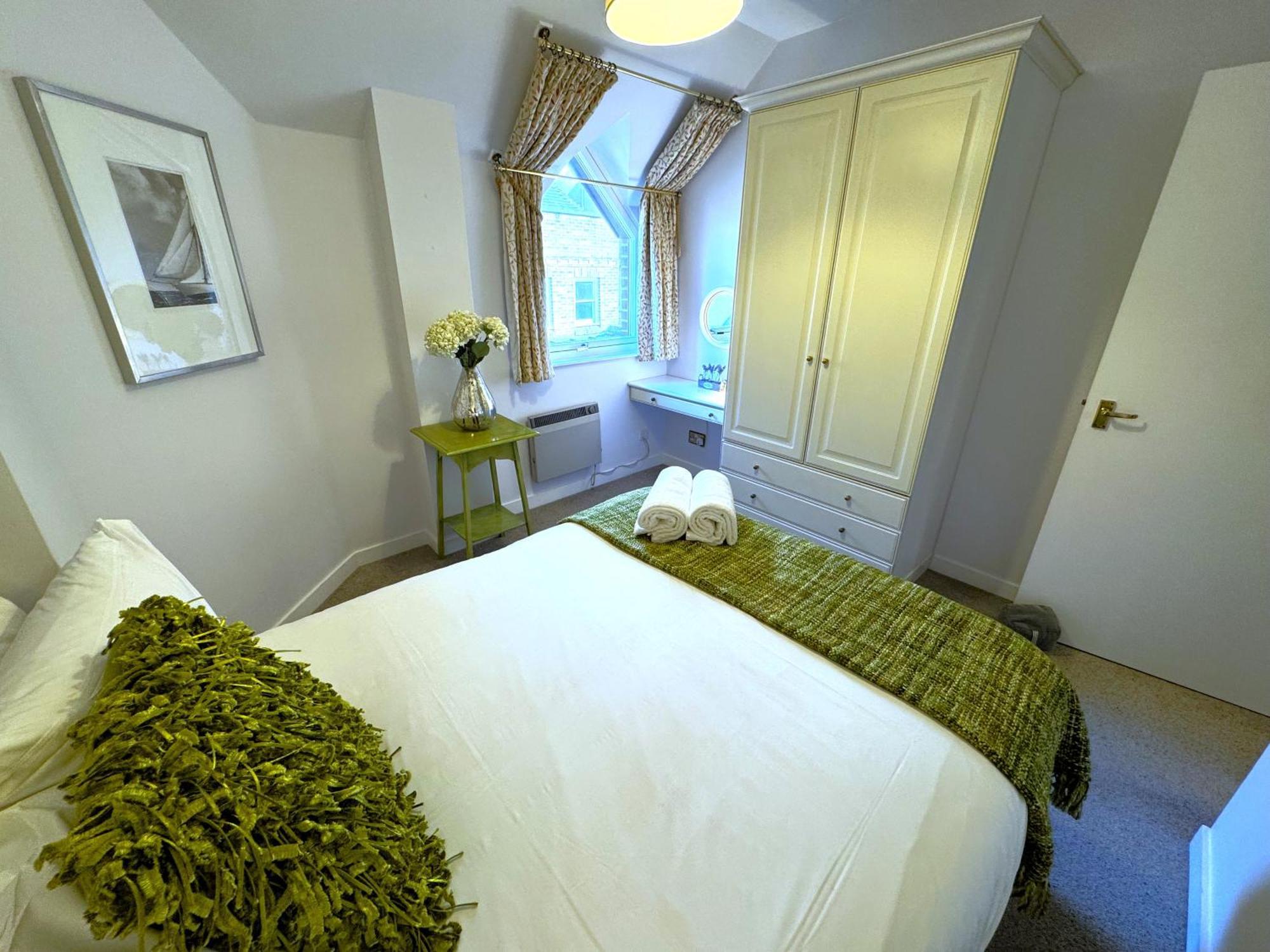 The Courtyard 2 Bedroom Apartments In Central Windsor With Parking Exterior foto