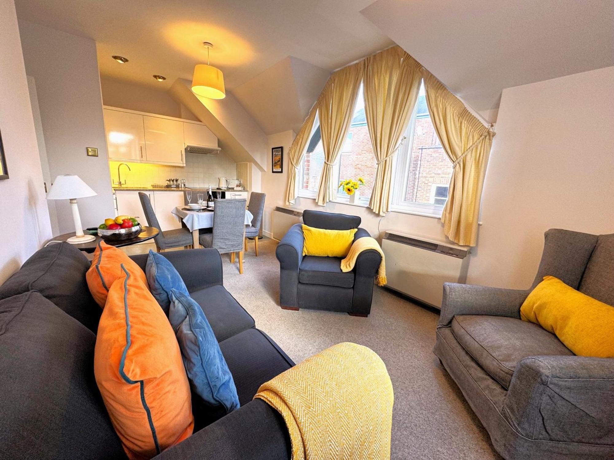 The Courtyard 2 Bedroom Apartments In Central Windsor With Parking Exterior foto