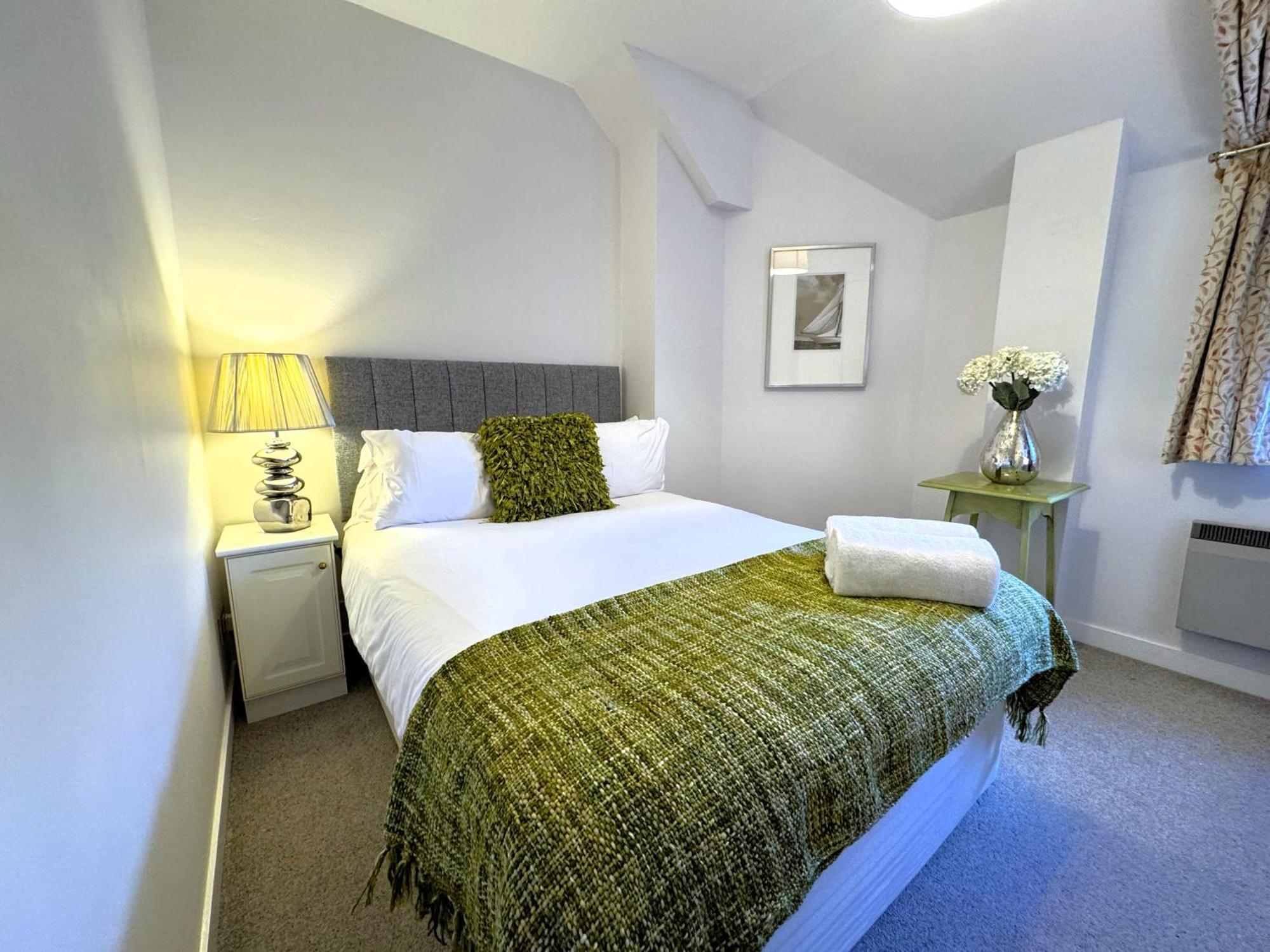 The Courtyard 2 Bedroom Apartments In Central Windsor With Parking Exterior foto
