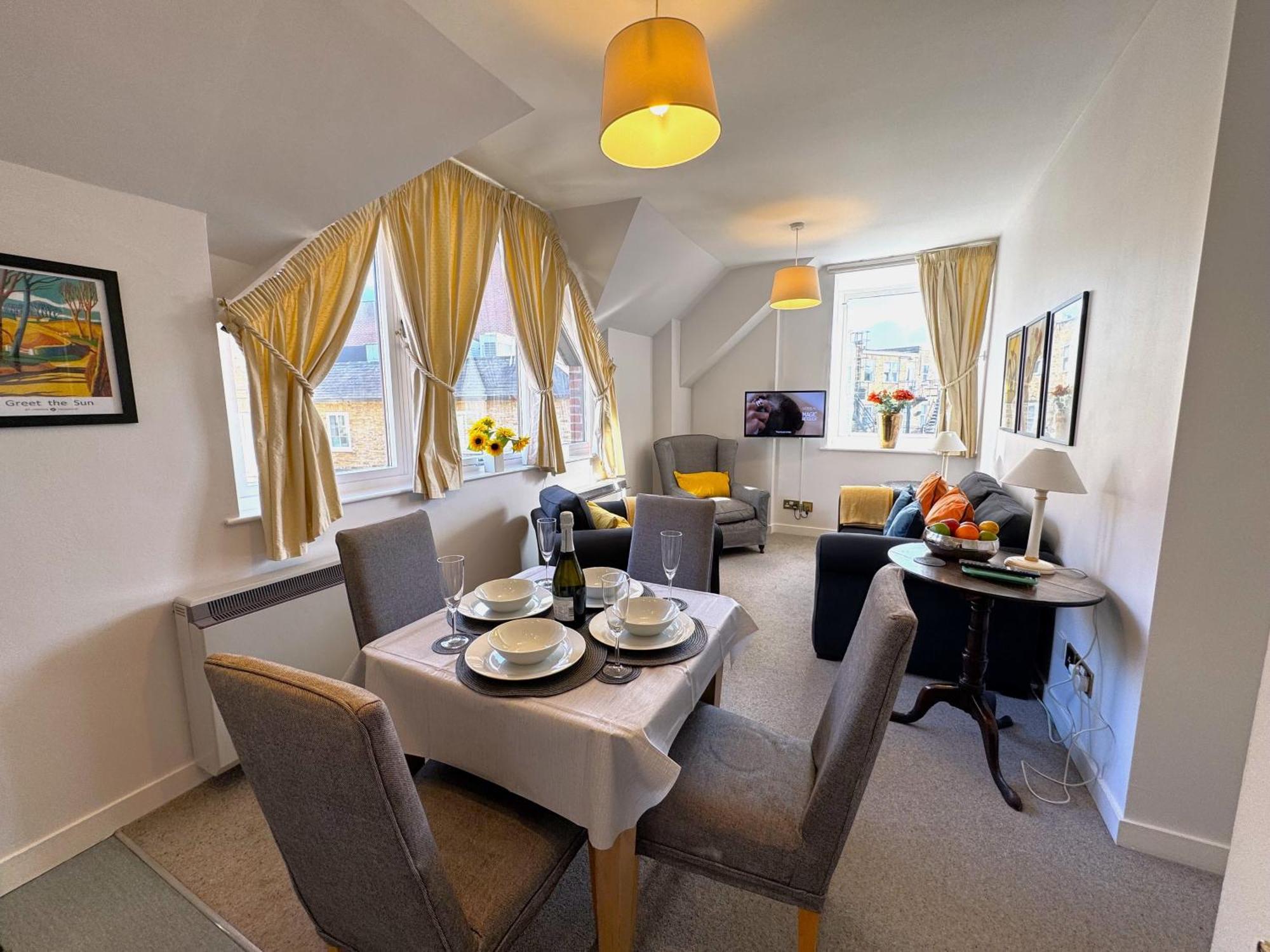 The Courtyard 2 Bedroom Apartments In Central Windsor With Parking Exterior foto