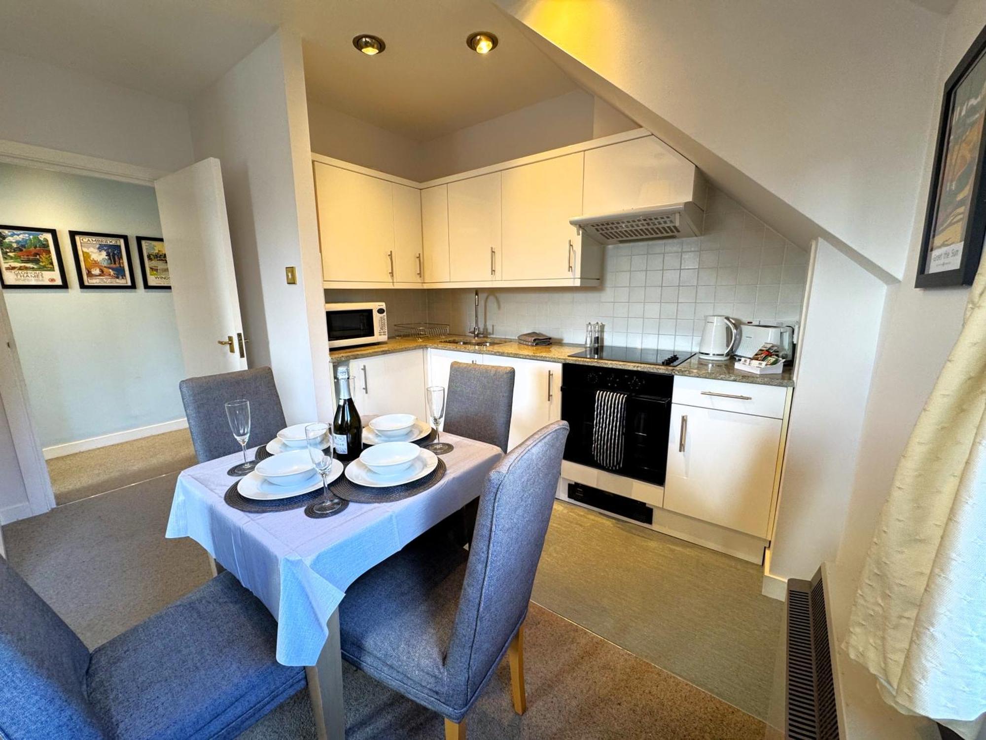 The Courtyard 2 Bedroom Apartments In Central Windsor With Parking Exterior foto