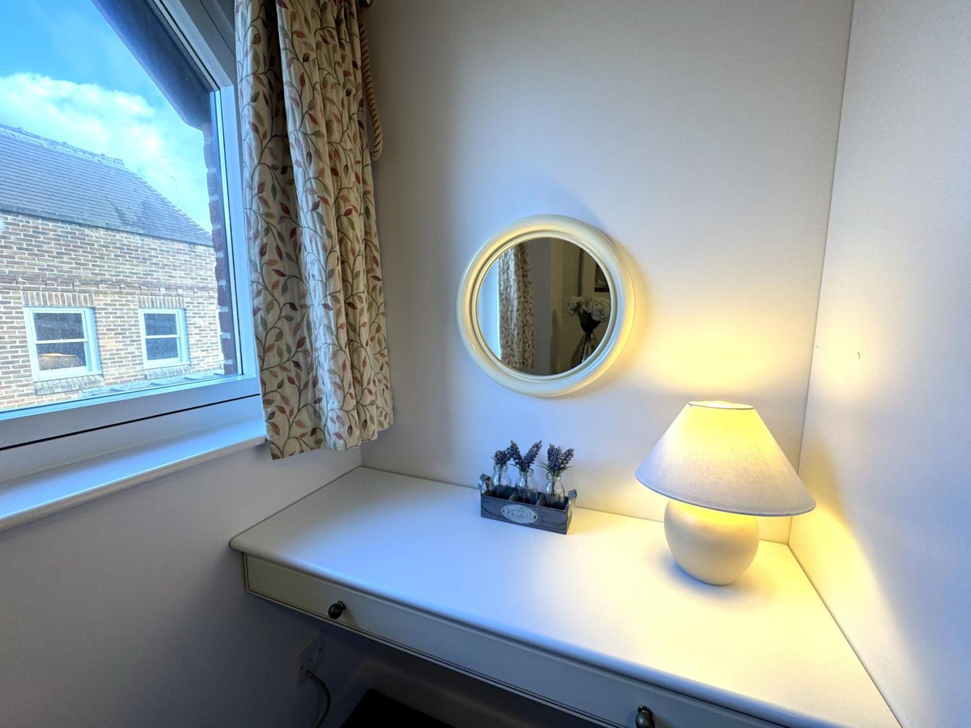 The Courtyard 2 Bedroom Apartments In Central Windsor With Parking Exterior foto