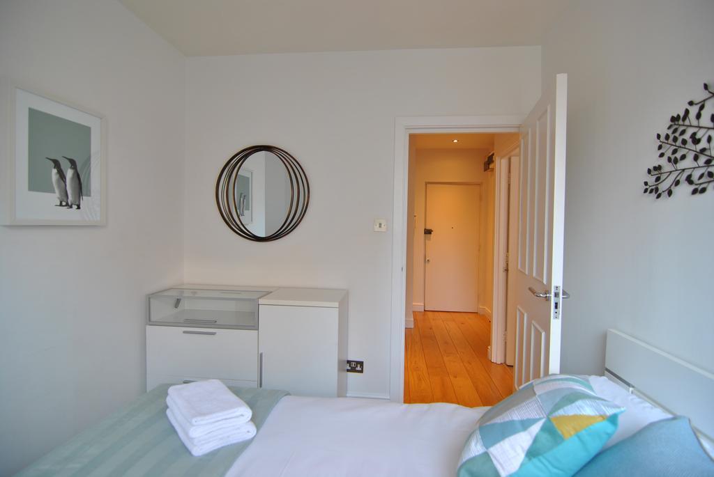 The Courtyard 2 Bedroom Apartments In Central Windsor With Parking Exterior foto
