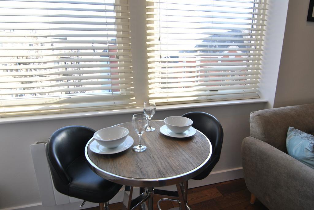 The Courtyard 2 Bedroom Apartments In Central Windsor With Parking Exterior foto
