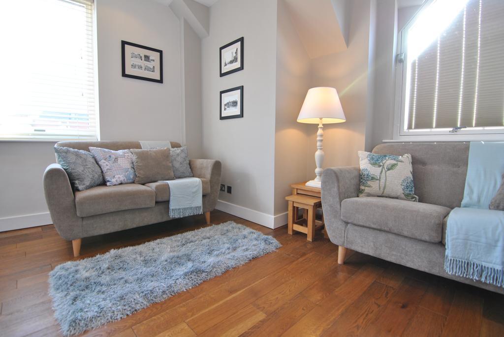 The Courtyard 2 Bedroom Apartments In Central Windsor With Parking Exterior foto