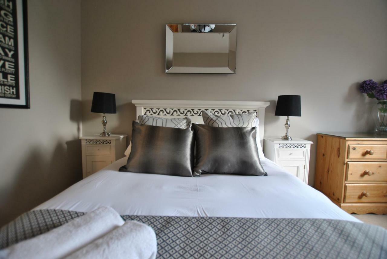 The Courtyard 2 Bedroom Apartments In Central Windsor With Parking Exterior foto