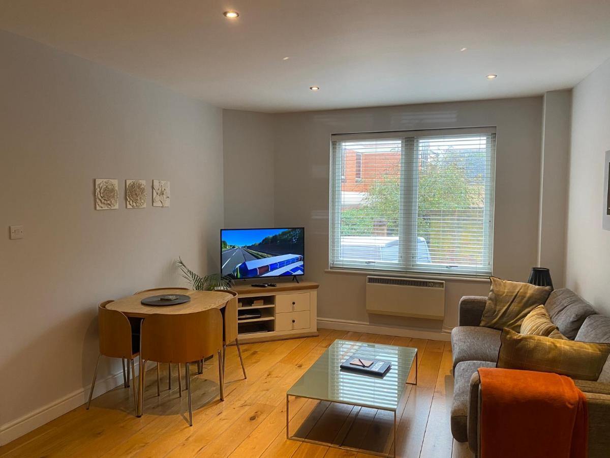 The Courtyard 2 Bedroom Apartments In Central Windsor With Parking Exterior foto